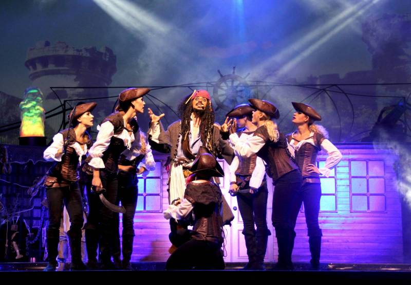 spectacle de pirates des caraïbes, inspiré du film avec Johnny Depp