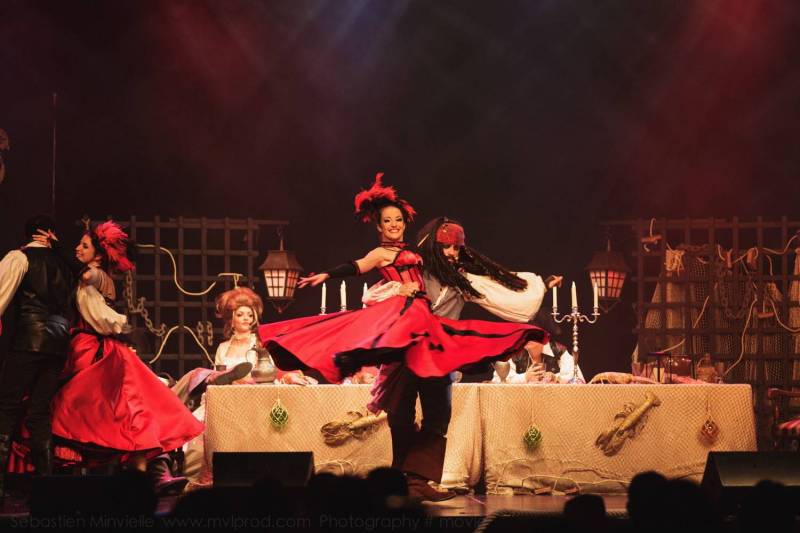 spectacle de pirates des caraïbes inspiré du film avec Johnny Depp